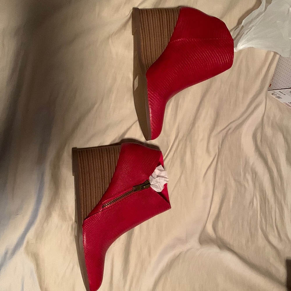 9.5 womens red bootie. Never worn. List the tag and box.